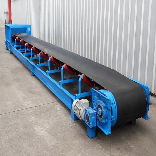 Heavy duty industrial conveyor belt with rubber surface used for bulk material handling applications